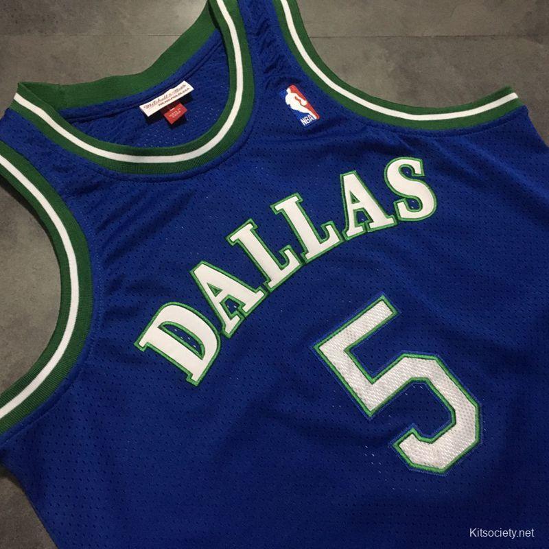 Mitchell & Ness Men's Jason Kidd Blue Dallas Mavericks Hardwood Classics  Team Name and Number T-shirt